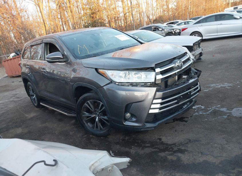 2019 Toyota Highlander LE (VIN 5TDBZRFH3KS733496) main photo
