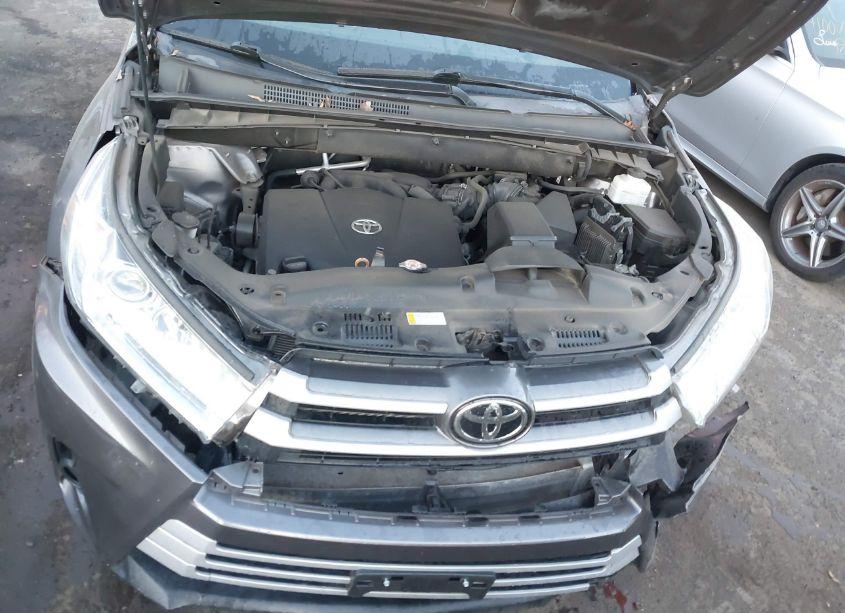 Photo 10 of 2019 Toyota Highlander LE (VIN 5TDBZRFH3KS733496)