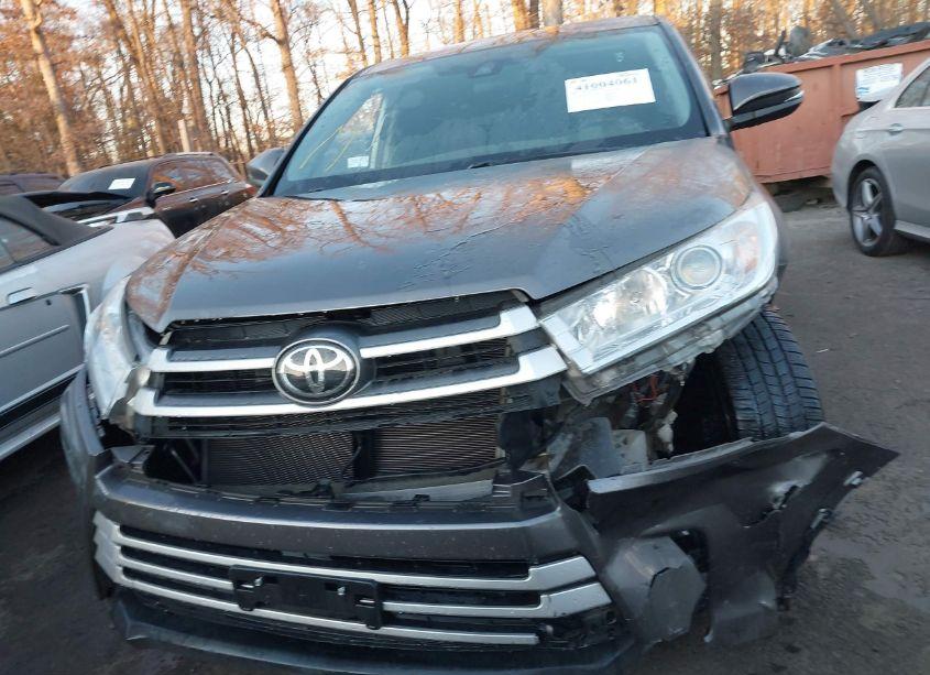 Photo 11 of 2019 Toyota Highlander LE (VIN 5TDBZRFH3KS733496)