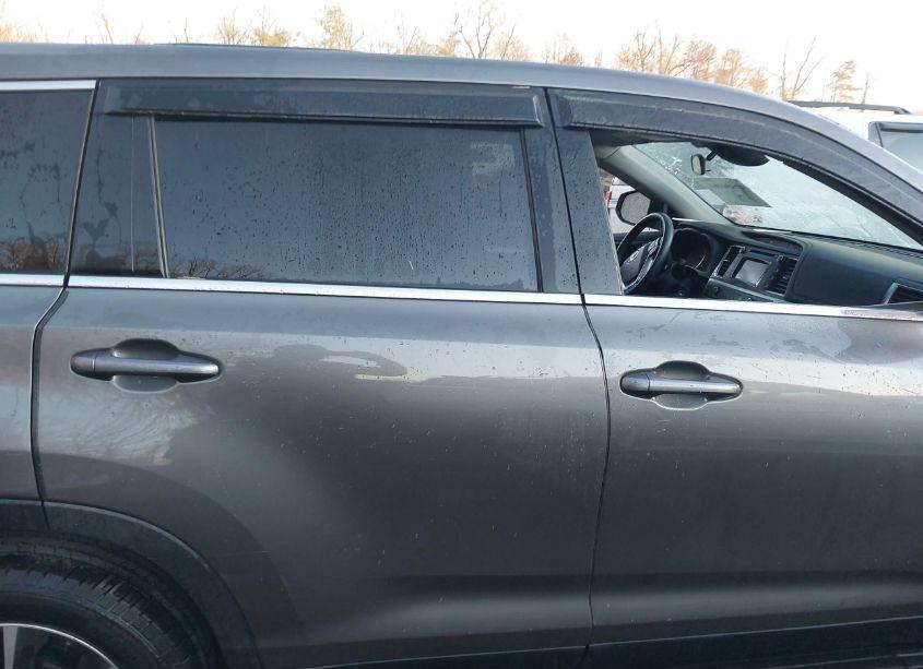 Photo 12 of 2019 Toyota Highlander LE (VIN 5TDBZRFH3KS733496)