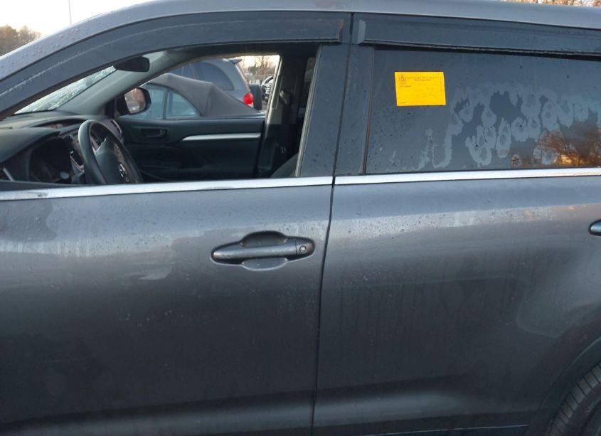 Photo 13 of 2019 Toyota Highlander LE (VIN 5TDBZRFH3KS733496)