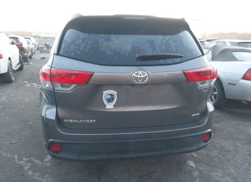 Photo 15 of 2019 Toyota Highlander LE (VIN 5TDBZRFH3KS733496)