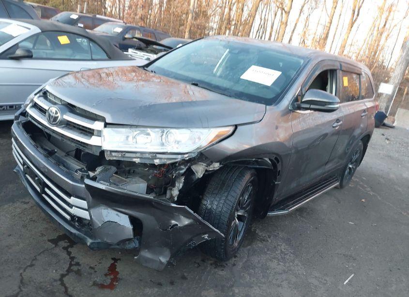 Photo 2 of 2019 Toyota Highlander LE (VIN 5TDBZRFH3KS733496)