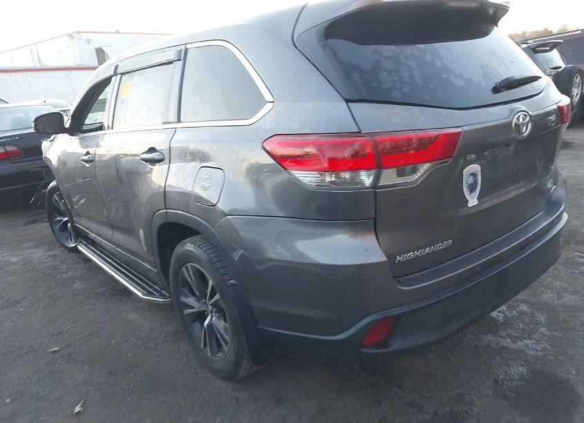 Photo 3 of 2019 Toyota Highlander LE (VIN 5TDBZRFH3KS733496)