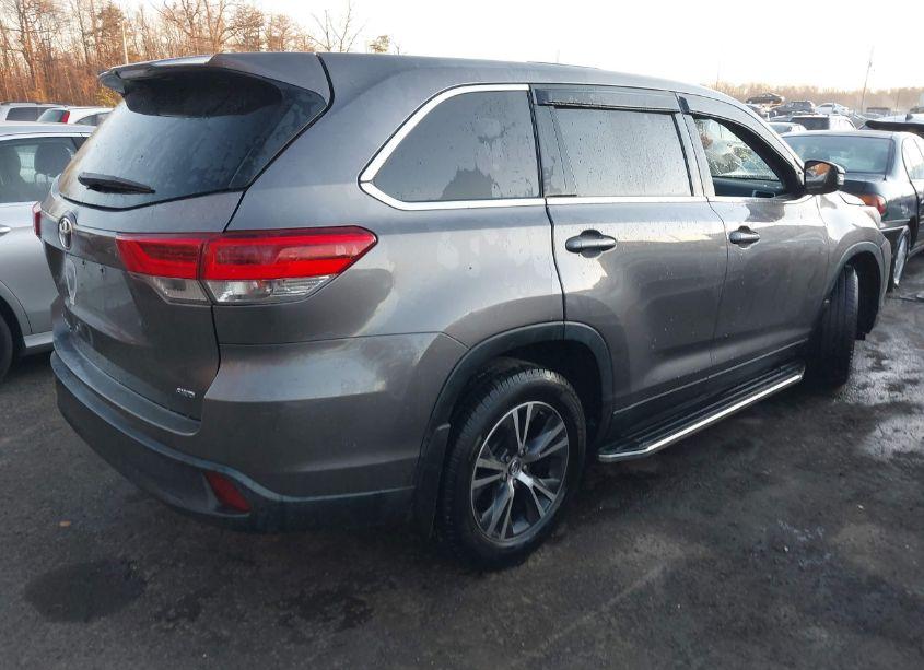 Photo 4 of 2019 Toyota Highlander LE (VIN 5TDBZRFH3KS733496)
