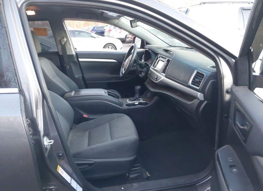 Photo 5 of 2019 Toyota Highlander LE (VIN 5TDBZRFH3KS733496)
