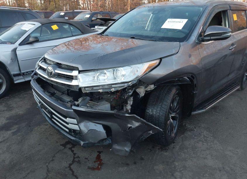 Photo 6 of 2019 Toyota Highlander LE (VIN 5TDBZRFH3KS733496)