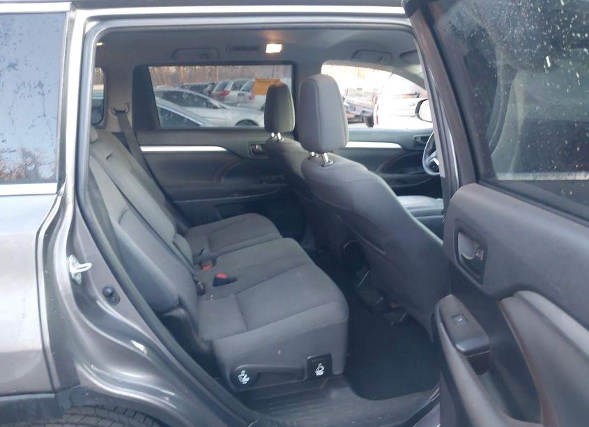 Photo 8 of 2019 Toyota Highlander LE (VIN 5TDBZRFH3KS733496)