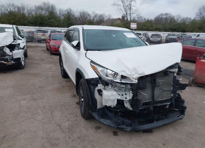 2019 Toyota Highlander LE (VIN 5TDBZRFH3KS922262) main photo
