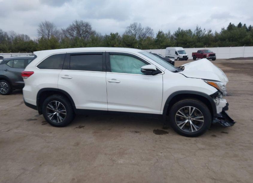 Photo 13 of 2019 Toyota Highlander LE (VIN 5TDBZRFH3KS922262)