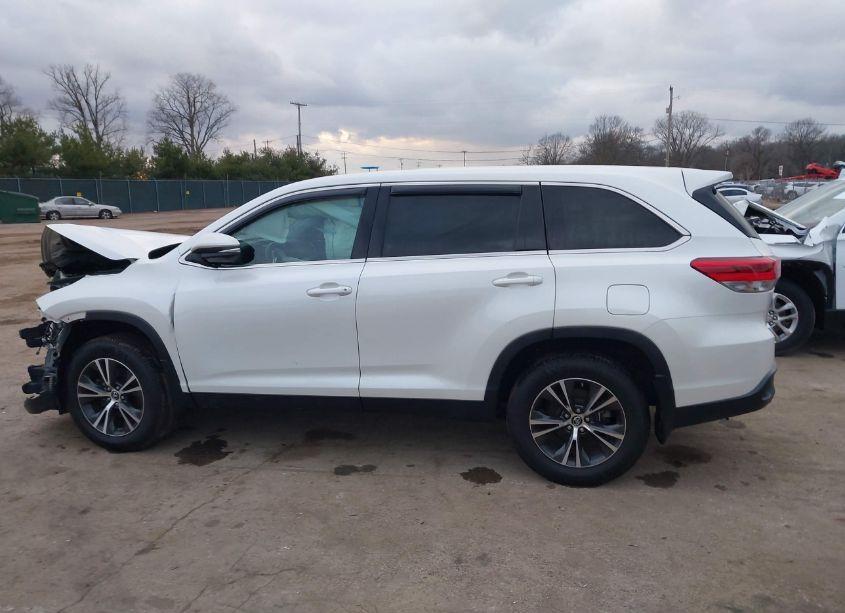 Photo 14 of 2019 Toyota Highlander LE (VIN 5TDBZRFH3KS922262)