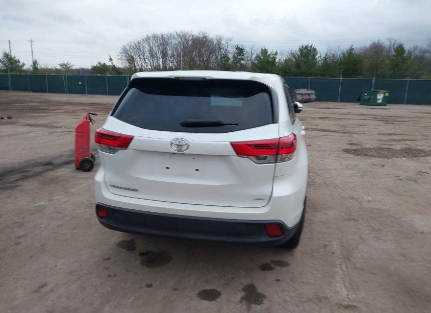 Photo 16 of 2019 Toyota Highlander LE (VIN 5TDBZRFH3KS922262)