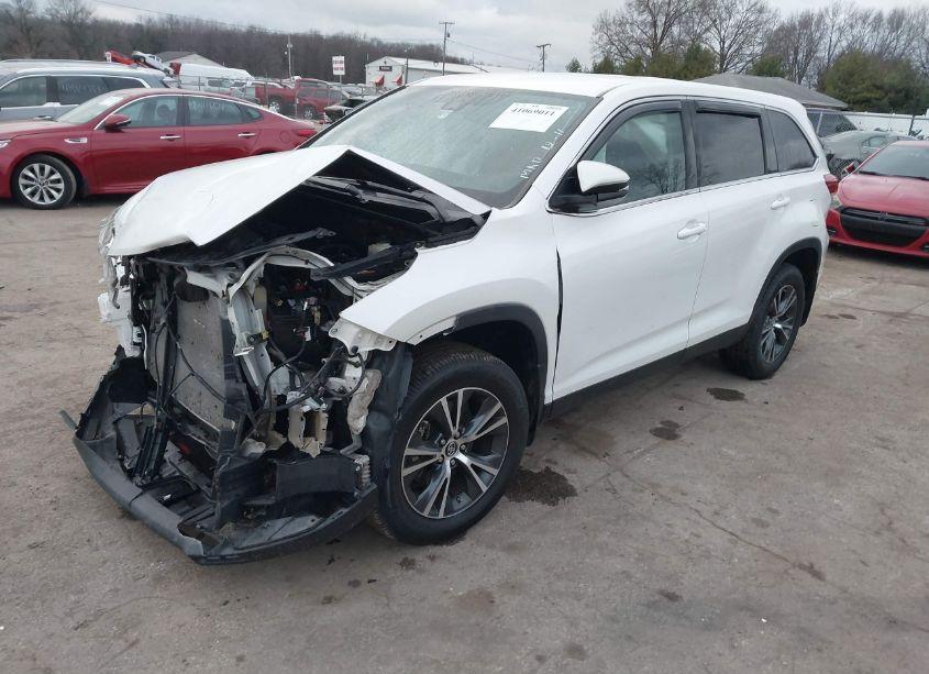 Photo 2 of 2019 Toyota Highlander LE (VIN 5TDBZRFH3KS922262)