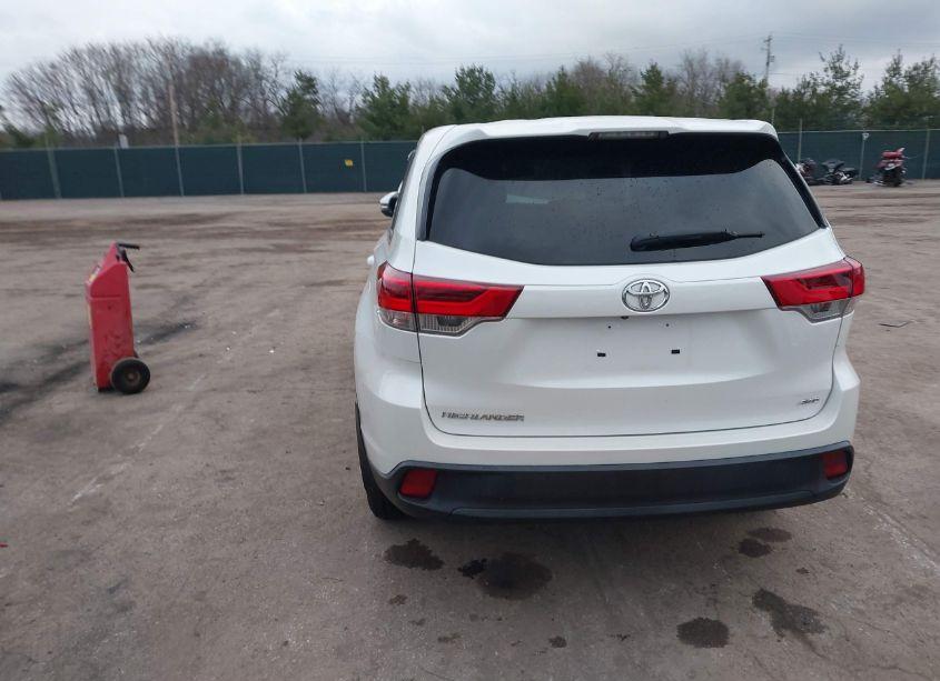 Photo 3 of 2019 Toyota Highlander LE (VIN 5TDBZRFH3KS922262)