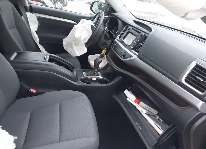 Photo 5 of 2019 Toyota Highlander LE (VIN 5TDBZRFH3KS922262)