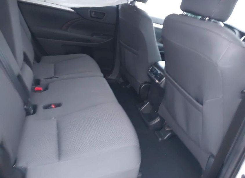 Photo 8 of 2019 Toyota Highlander LE (VIN 5TDBZRFH3KS922262)