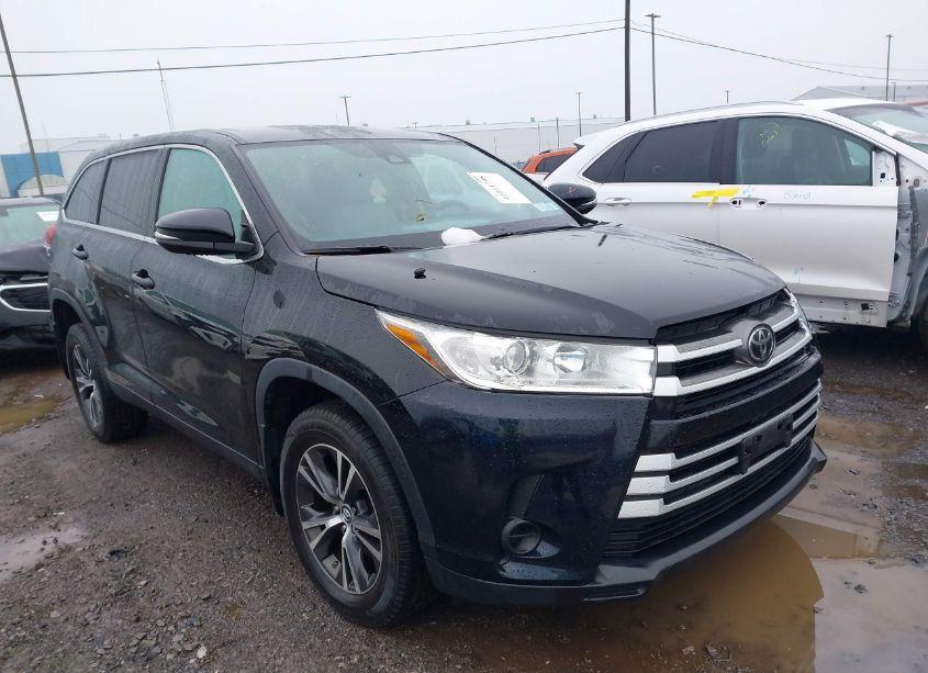 2019 Toyota Highlander LE (VIN 5TDBZRFH3KS996104) main photo