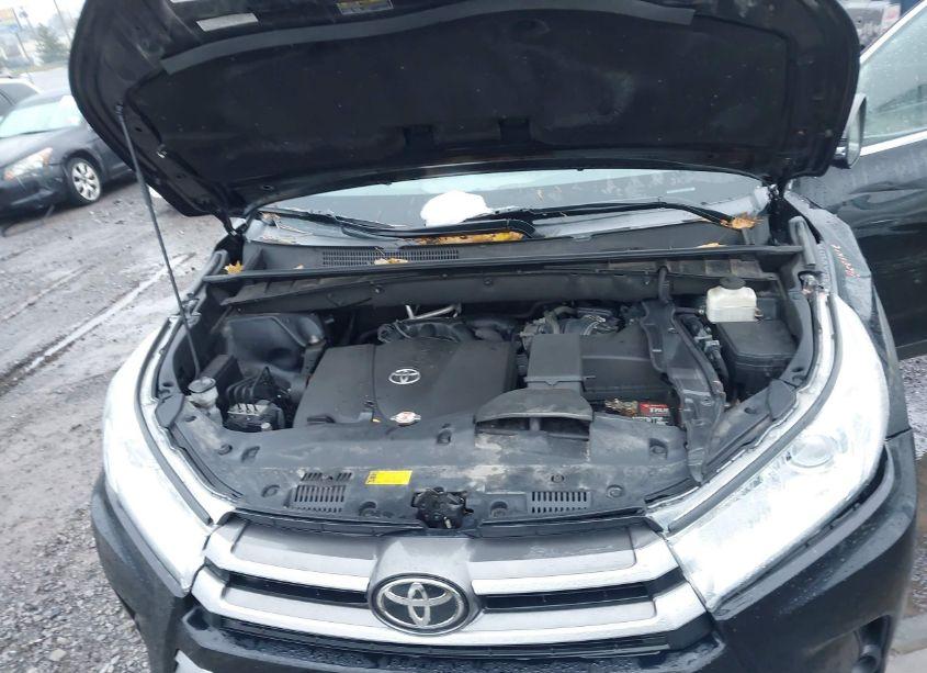Photo 10 of 2019 Toyota Highlander LE (VIN 5TDBZRFH3KS996104)