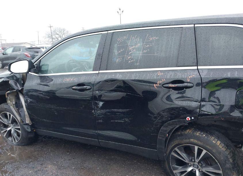 Photo 14 of 2019 Toyota Highlander LE (VIN 5TDBZRFH3KS996104)