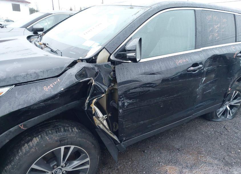 Photo 17 of 2019 Toyota Highlander LE (VIN 5TDBZRFH3KS996104)