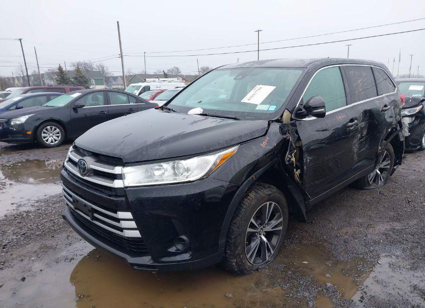Photo 2 of 2019 Toyota Highlander LE (VIN 5TDBZRFH3KS996104)