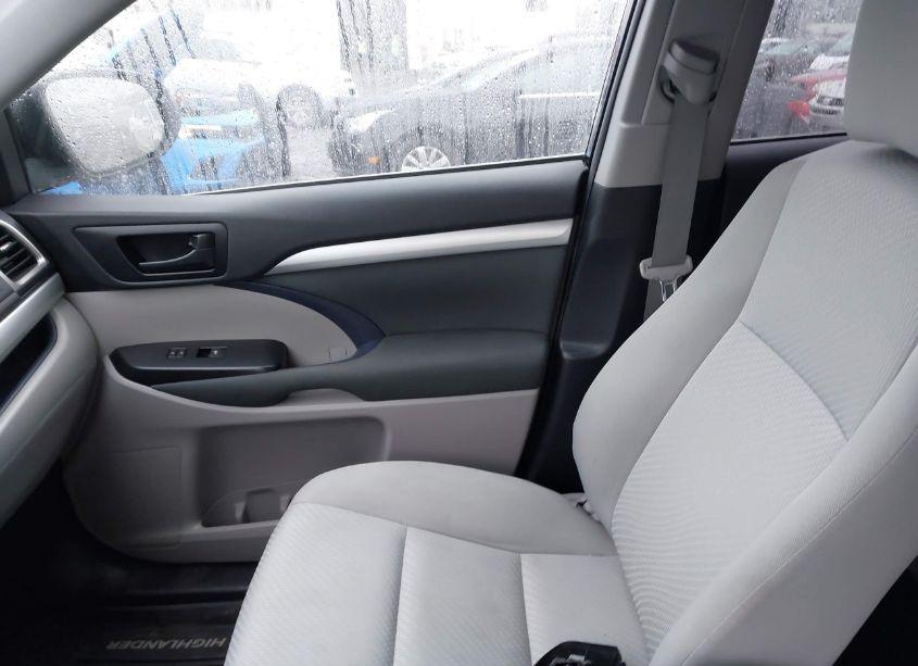 Photo 5 of 2019 Toyota Highlander LE (VIN 5TDBZRFH3KS996104)