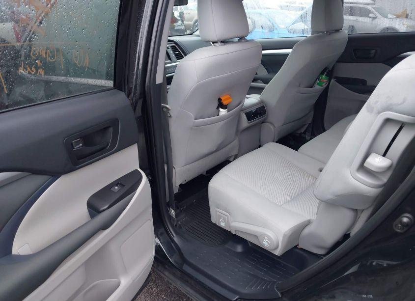 Photo 8 of 2019 Toyota Highlander LE (VIN 5TDBZRFH3KS996104)