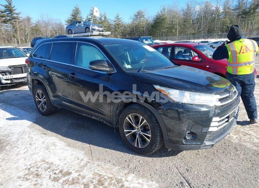 2017 Toyota Highlander LE (VIN 5TDBZRFH4HS468306) main photo