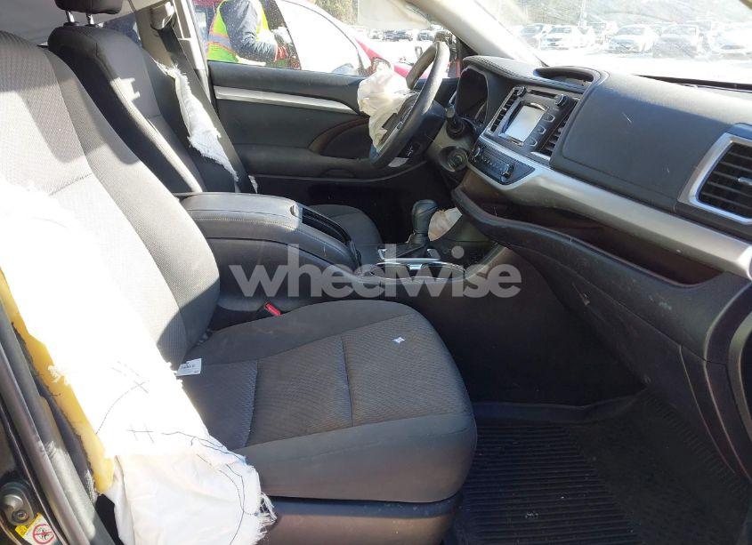 Photo 5 of 2017 Toyota Highlander LE (VIN 5TDBZRFH4HS468306)