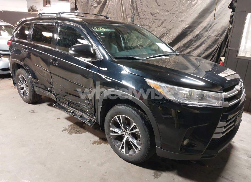 2018 Toyota Highlander LE PLUS (VIN 5TDBZRFH4JS820340) main photo