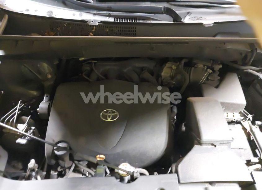 Photo 10 of 2018 Toyota Highlander LE PLUS (VIN 5TDBZRFH4JS820340)