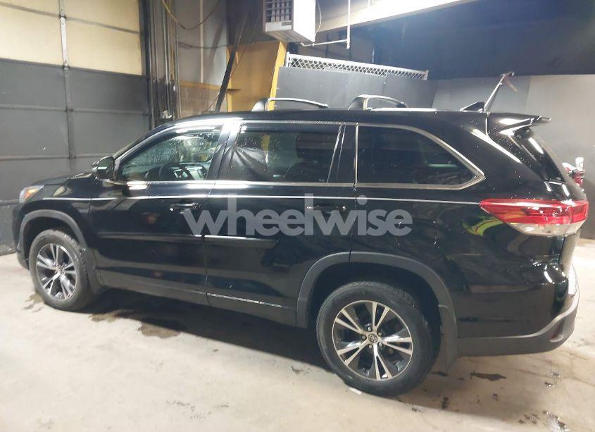 Photo 14 of 2018 Toyota Highlander LE PLUS (VIN 5TDBZRFH4JS820340)