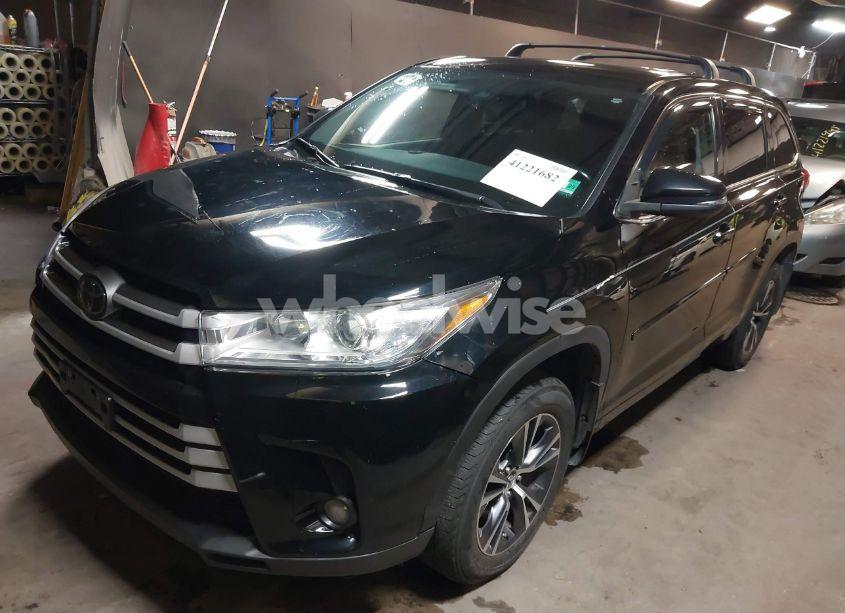 Photo 2 of 2018 Toyota Highlander LE PLUS (VIN 5TDBZRFH4JS820340)
