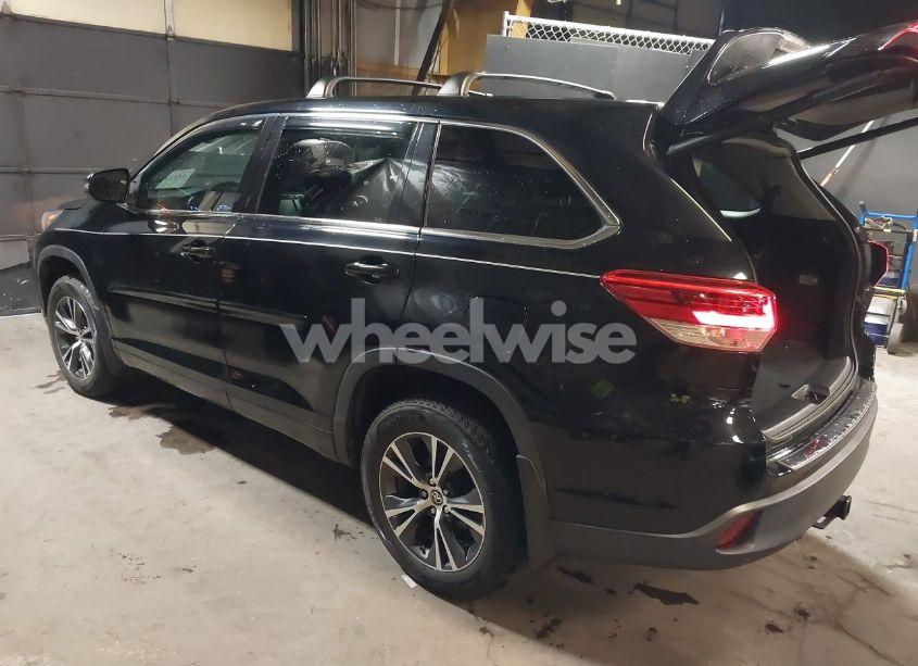 Photo 3 of 2018 Toyota Highlander LE PLUS (VIN 5TDBZRFH4JS820340)