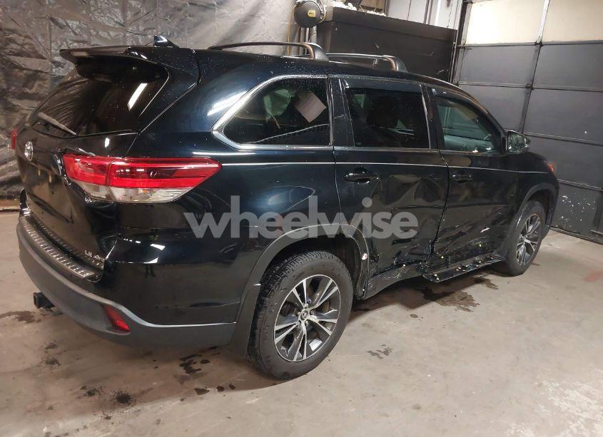 Photo 4 of 2018 Toyota Highlander LE PLUS (VIN 5TDBZRFH4JS820340)