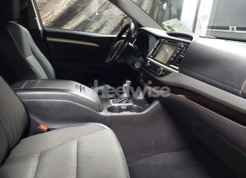 Photo 5 of 2018 Toyota Highlander LE PLUS (VIN 5TDBZRFH4JS820340)