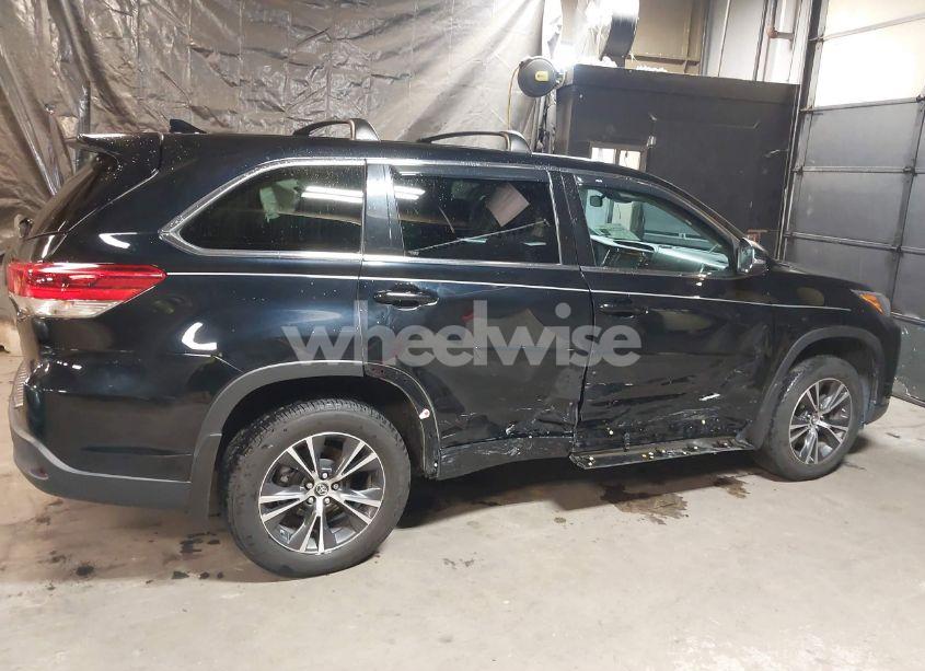 Photo 6 of 2018 Toyota Highlander LE PLUS (VIN 5TDBZRFH4JS820340)