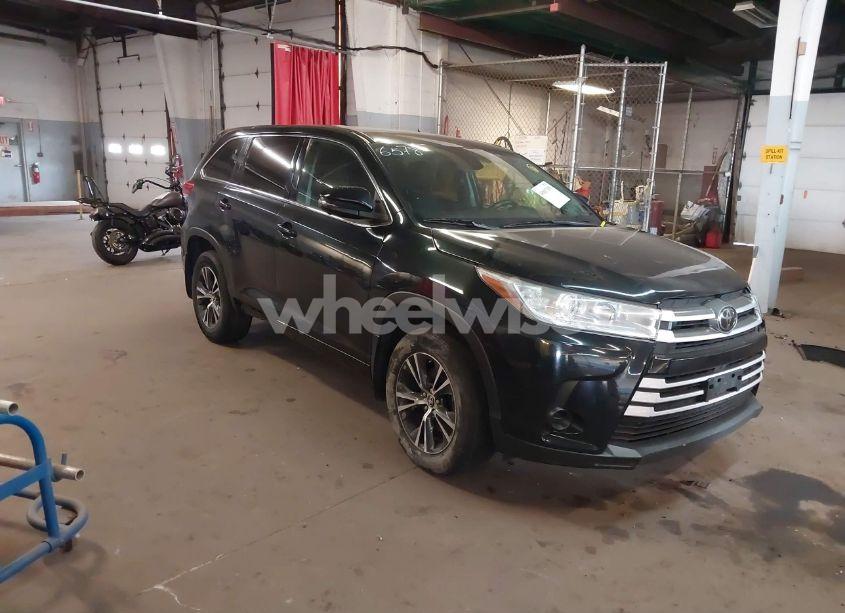 2018 Toyota Highlander LE (VIN 5TDBZRFH4JS835324) main photo