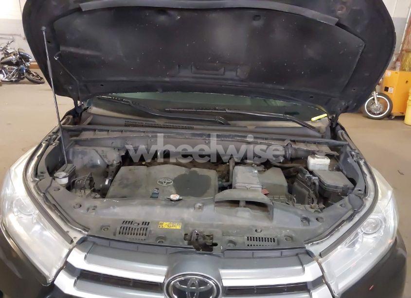 Photo 10 of 2018 Toyota Highlander LE (VIN 5TDBZRFH4JS835324)