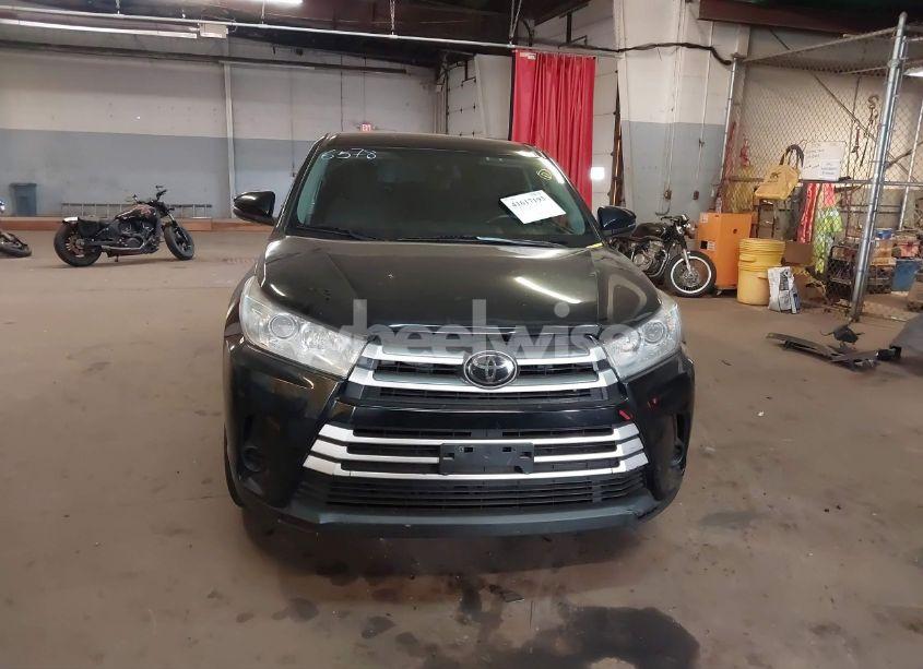Photo 12 of 2018 Toyota Highlander LE (VIN 5TDBZRFH4JS835324)