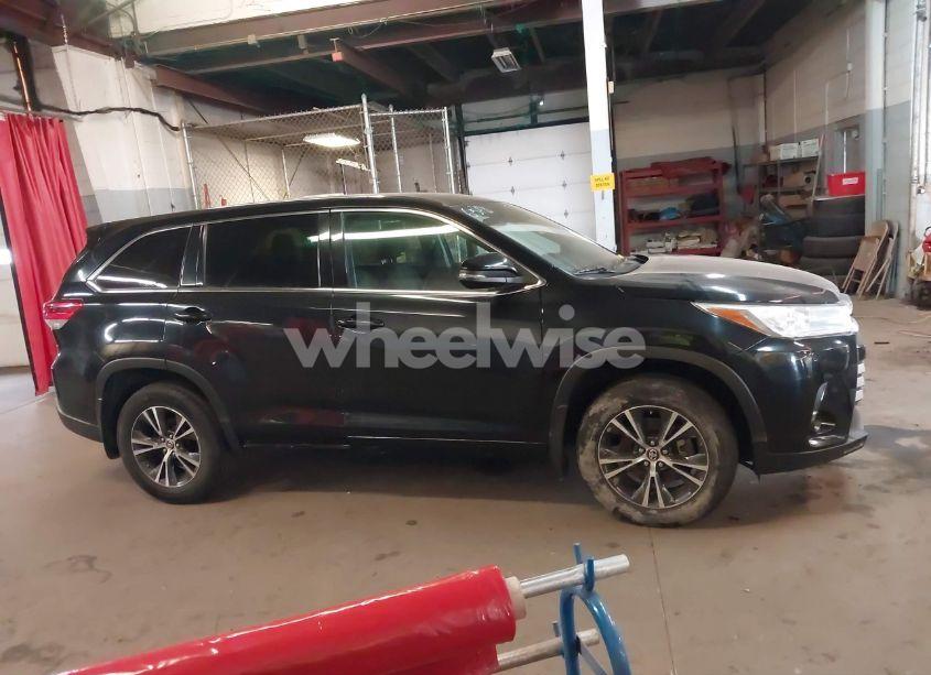 Photo 13 of 2018 Toyota Highlander LE (VIN 5TDBZRFH4JS835324)