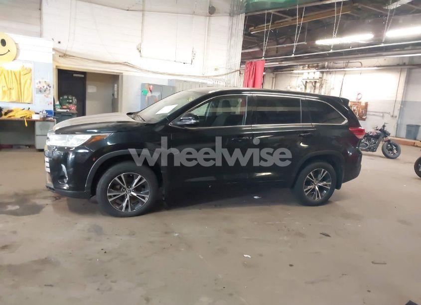 Photo 14 of 2018 Toyota Highlander LE (VIN 5TDBZRFH4JS835324)