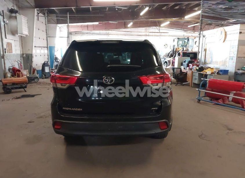 Photo 16 of 2018 Toyota Highlander LE (VIN 5TDBZRFH4JS835324)