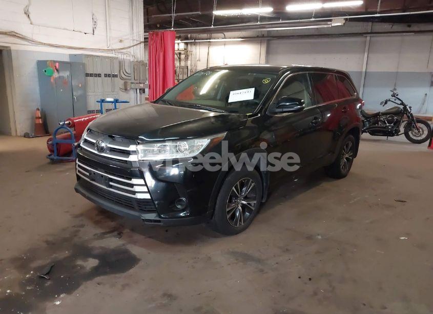 Photo 2 of 2018 Toyota Highlander LE (VIN 5TDBZRFH4JS835324)