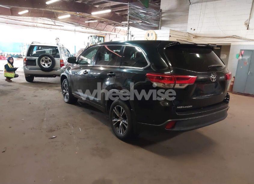 Photo 3 of 2018 Toyota Highlander LE (VIN 5TDBZRFH4JS835324)