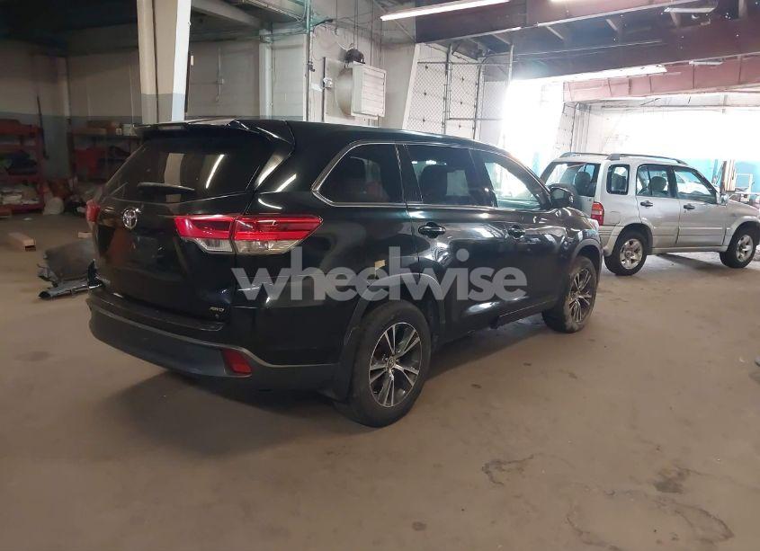 Photo 4 of 2018 Toyota Highlander LE (VIN 5TDBZRFH4JS835324)