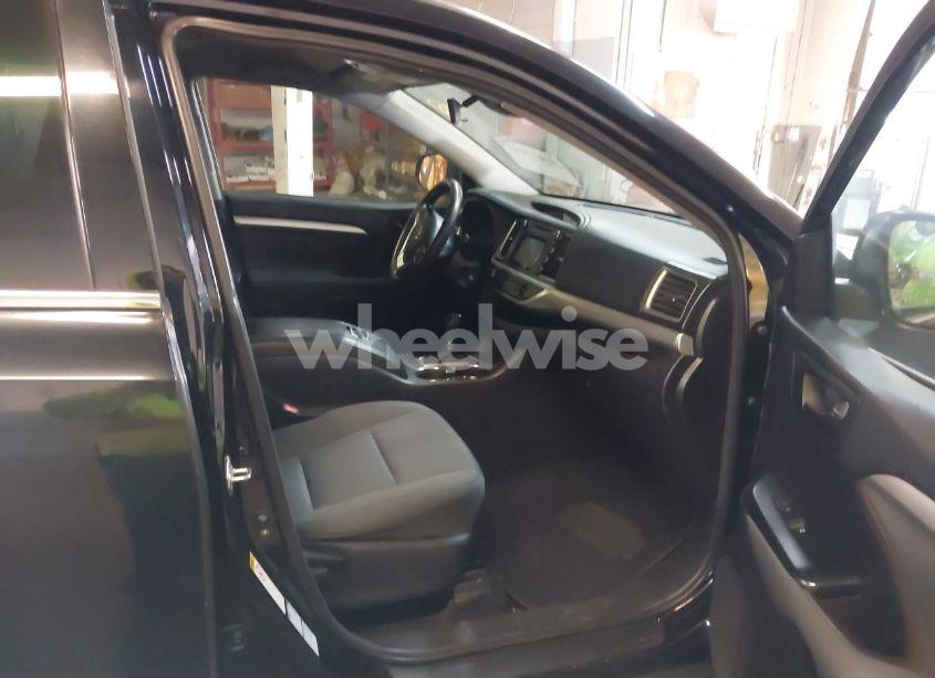 Photo 5 of 2018 Toyota Highlander LE (VIN 5TDBZRFH4JS835324)