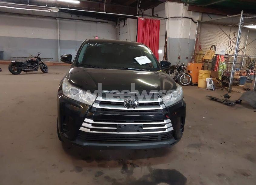 Photo 6 of 2018 Toyota Highlander LE (VIN 5TDBZRFH4JS835324)
