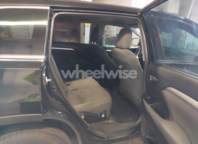 Photo 8 of 2018 Toyota Highlander LE (VIN 5TDBZRFH4JS835324)