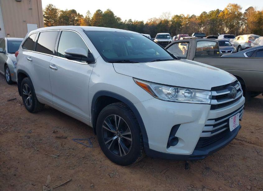 2018 Toyota Highlander LE (VIN 5TDBZRFH4JS835971) main photo